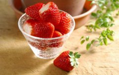 <b>草莓的功效与作用及食用草莓的注意事项禁忌</b>